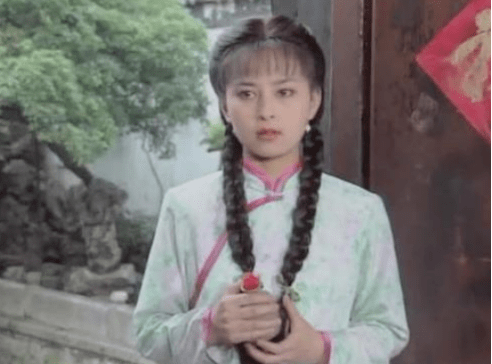 下巴“最丑紫薇”又整容，如今脸僵笑不出，这5位琼女郎都被整容毁了