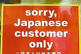 在国外，日本游客被错认为中国游客，老板的行为惹怒日本人