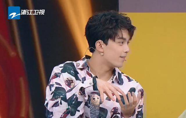 让他们两两组队玩游戏,分别是吴磊,张歆艺,杨迪和大张伟,其中年纪最大