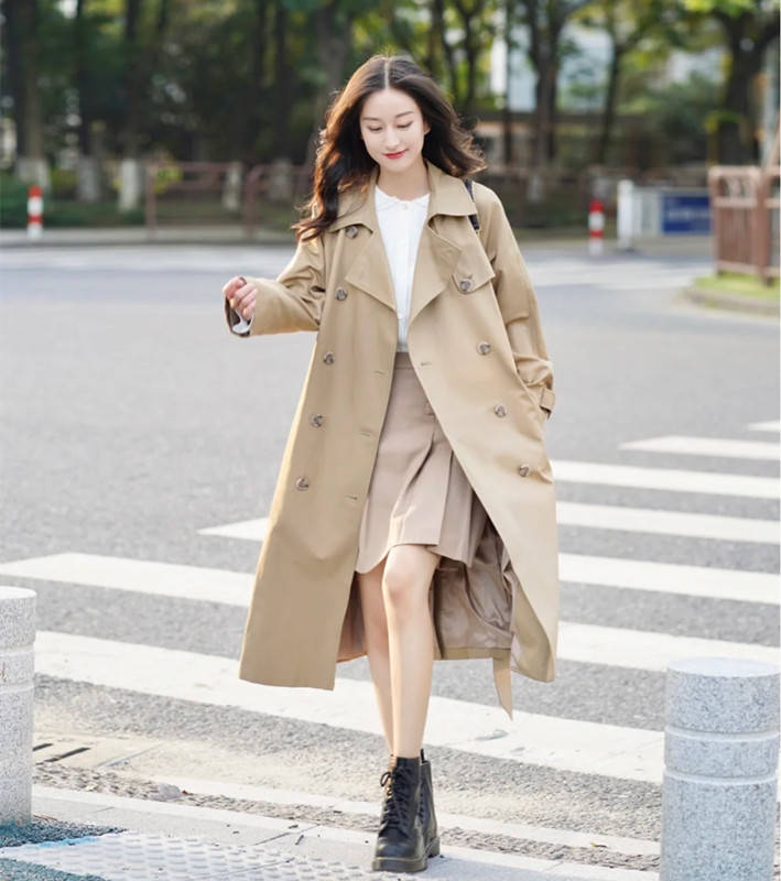 真会 50+“上海外婆”真会打扮，敢和女儿穿同款卡其风衣出门，真自信