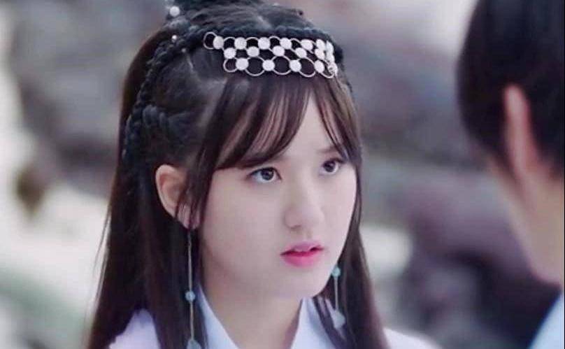 假发肉脸塌鼻梁却一直都露额头,当看到有刘海的赵露思,网友喊着恋爱了!