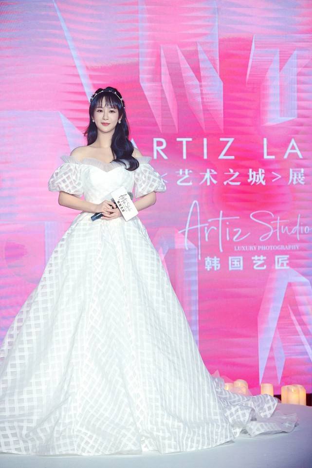 经典 被杨紫的“女王”造型惊艳到了,穿拼色开叉裙,露出大长腿好撩