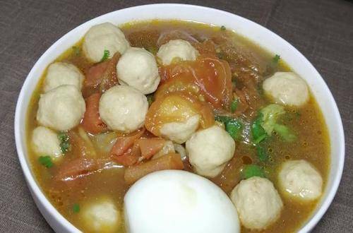 食材:米线,香菇鸡肉丸,菊花菜,番茄,香菜,白水鸡蛋,姜丝,甜面酱,蚝油