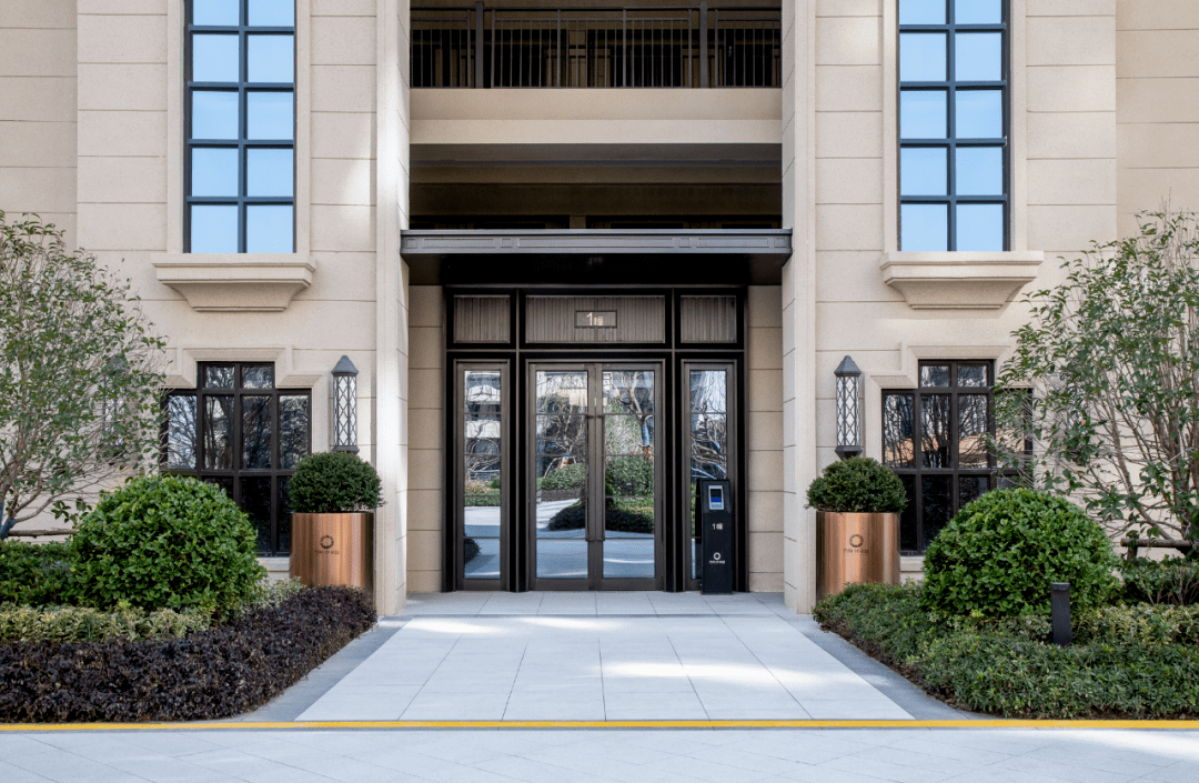 每一个单元入口都配有人脸识别,大玻璃落地双开门庄重典雅,黑色金属