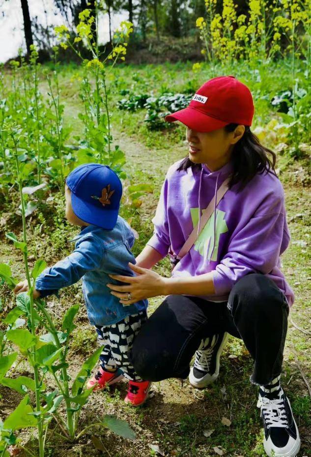 卫衣更 朱丹带儿女摘野菜，黝黑皮肤一看就经常下地，发福不少手肿得明显