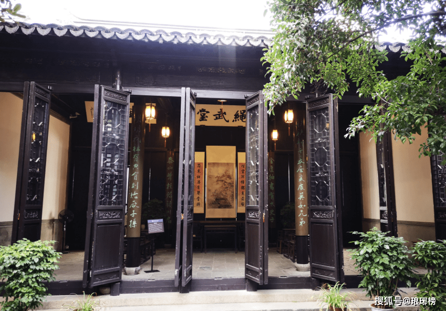 韩,他从小的兴趣更倾向于工科和理科,父亲钱基厚作为无锡工商商会会长