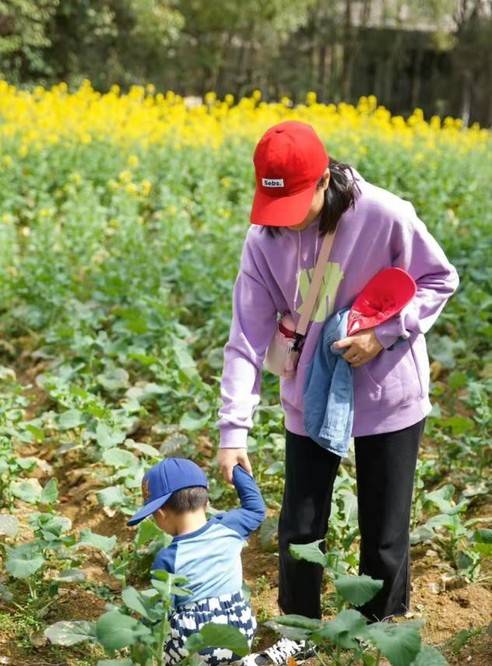 毛衣 朱丹带儿女摘野菜，黝黑皮肤一看就经常下地，发福不少手肿得明显