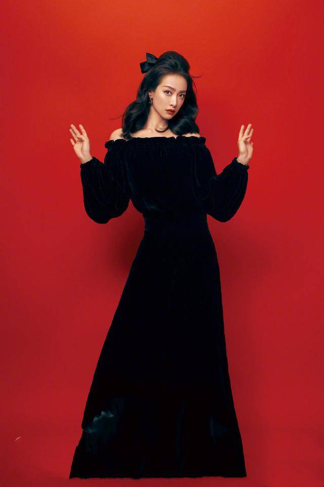 吊带 49岁洪欣太自信，直接素颜走机场，奈何松弛脸皮直接暴露真实年纪