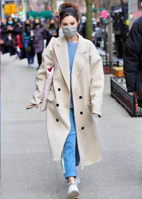 黄龄 33岁黄龄一身休闲装走机场,外面宽松,里面紧身,好身材显露无疑