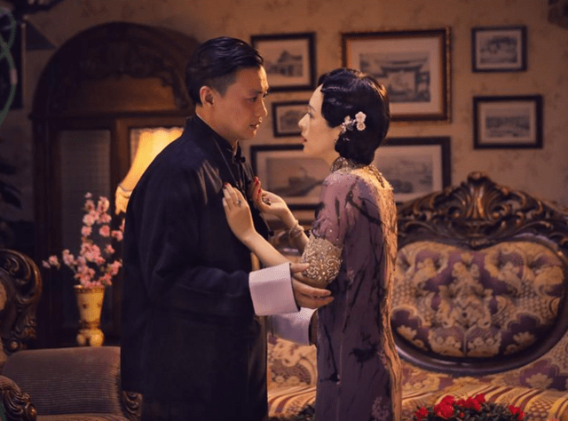 卷发陈奕迅的卷发搭配真厉害，显发量多又能藏发际线，动作浮夸好抢眼