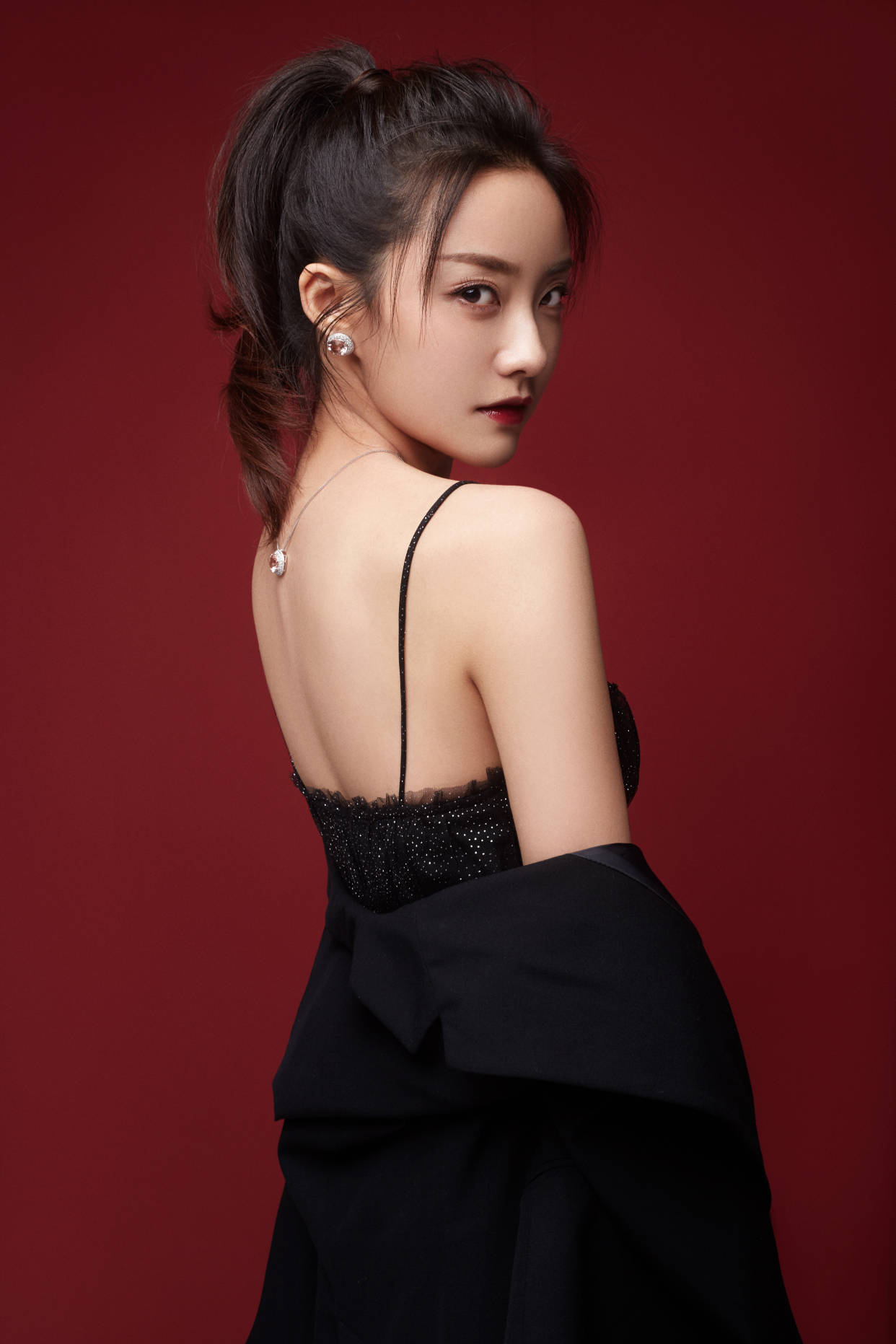 青年|《平行世界》后又一新剧将袭，梁佳楠崔真真《同一屋檐下》，或在出佳作