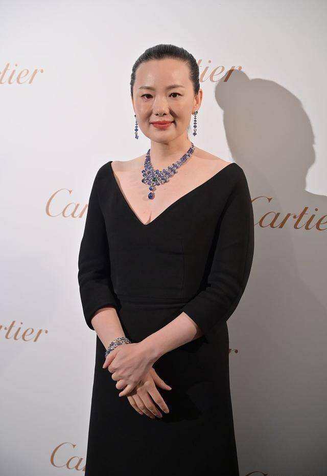 卷发有一种“高级”叫咏梅换发型，优雅又气质，四五十岁女人值得借鉴