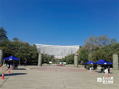 碧鸡广场始建于2002年,位于昆明市西山区人民政府旁,2004年建成对外