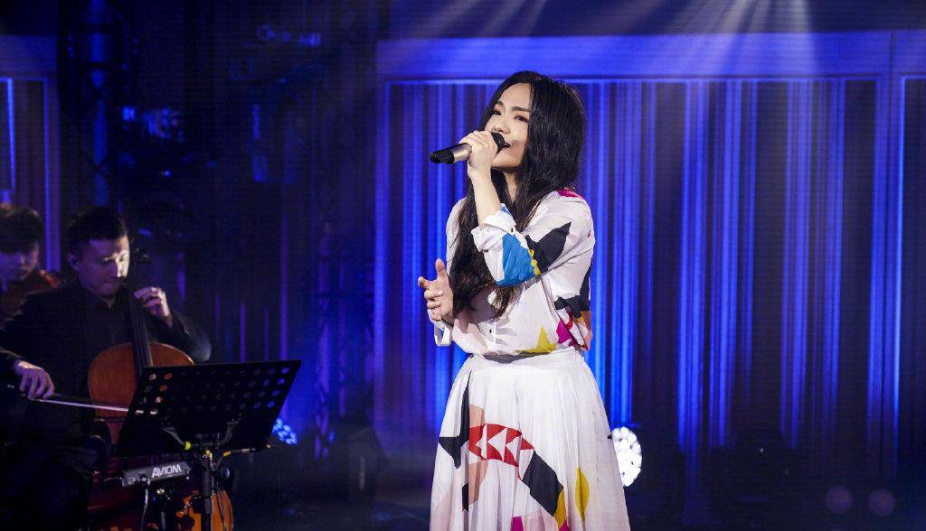 卷发|这是36岁的徐佳莹?穿几何印花套装长裙,配微卷发甜美似少女