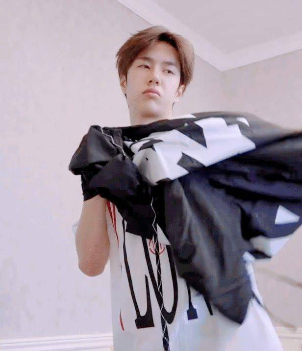 王一博一起床就被镜头怼脸上,看到素颜真相了:这是鸡毛哥吧?