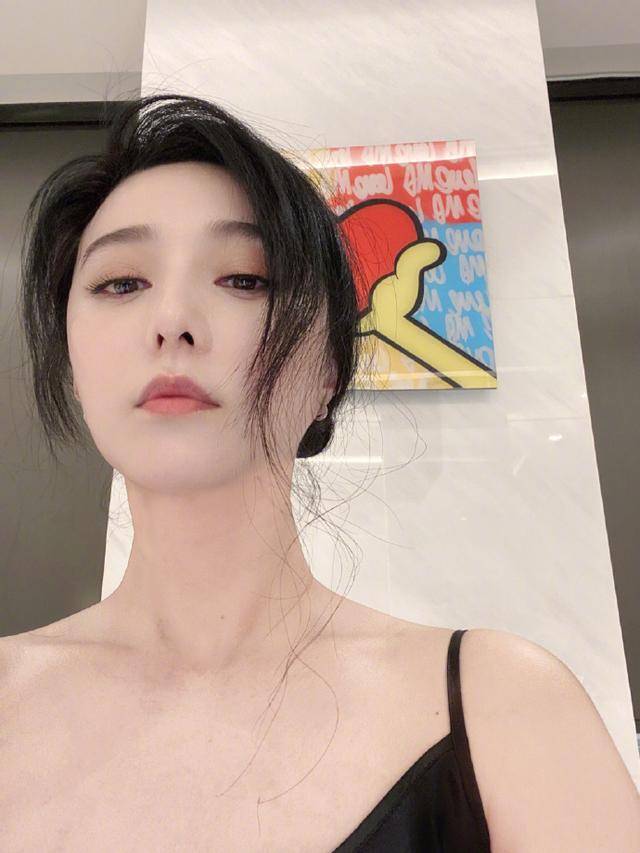 塑料 “红毯女王”也掉链子,范冰冰穿塑料衣登杂志,感觉仙气没有了