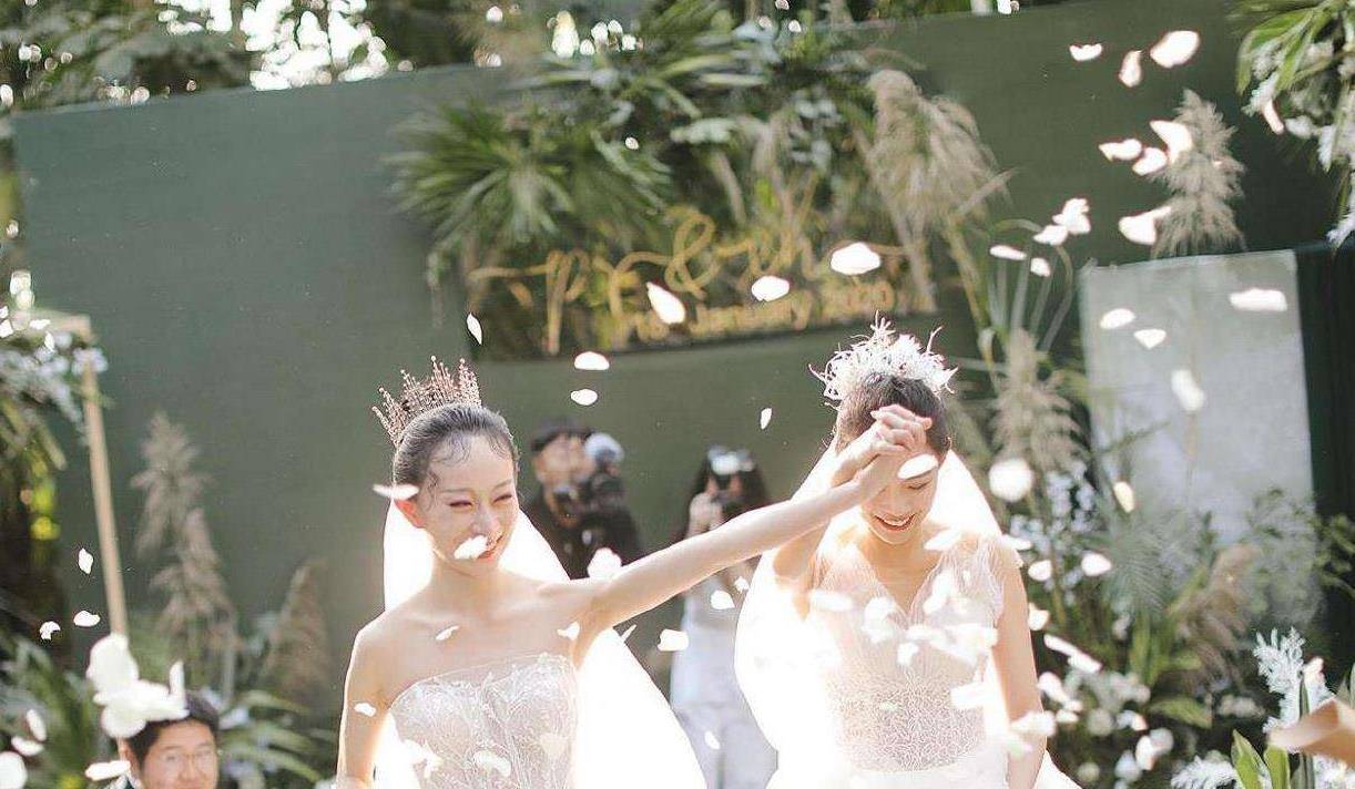 杨丽萍爱徒同性婚礼爱情面前性别是问题吗