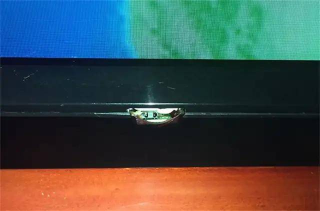 而拔掉电视机插头后,相当于切断电源,针孔摄像头无法正常运转,失去