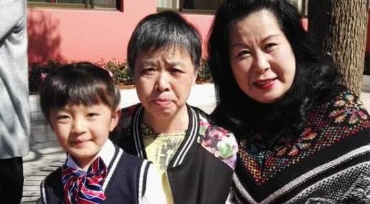 产房最美外婆产房外走红，风头盖过孙子，外婆：别看我了，看宝宝