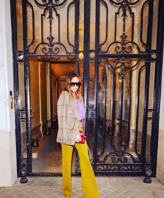 灯芯绒 47岁贝嫂出街好霸气,紫色衬衫配灯芯绒长裤,披格纹西装复古优雅