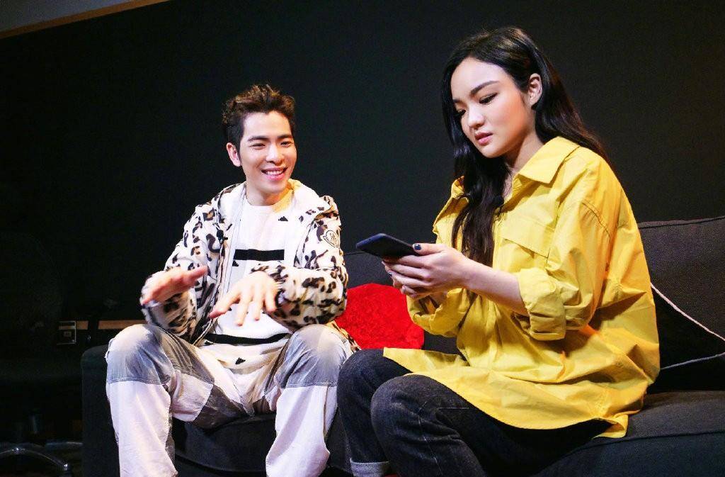 卷发|这是36岁的徐佳莹?穿几何印花套装长裙,配微卷发甜美似少女