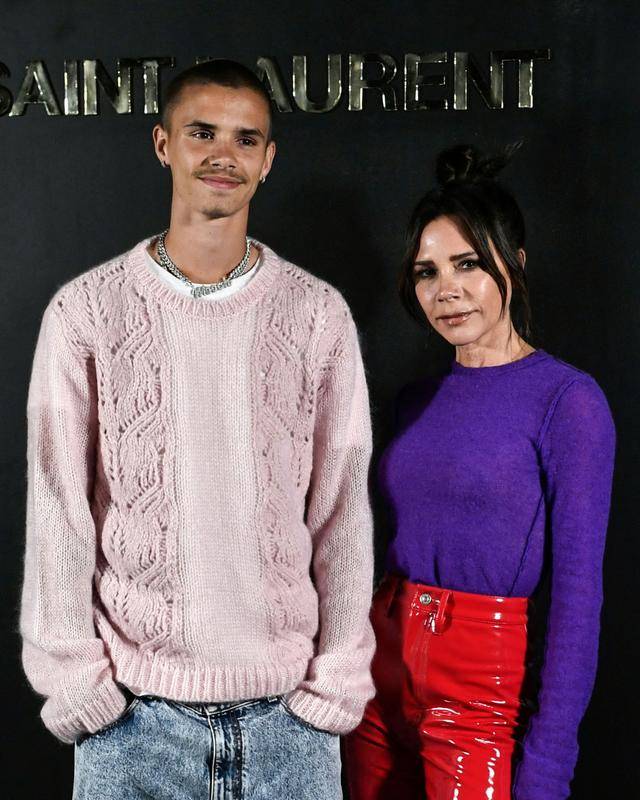 灯芯绒 47岁贝嫂出街好霸气,紫色衬衫配灯芯绒长裤,披格纹西装复古优雅