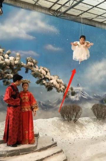 八卦爆料|阿拉蕾:4岁赚钱养弟弟,在没爱的环境带泪成长,懂事得让人心疼!