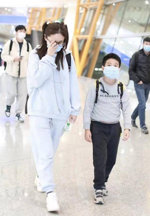 套装 刘芸一家三口罕见走机场，扎小辫嫩得像郑钧女儿，儿子一脸憨憨样