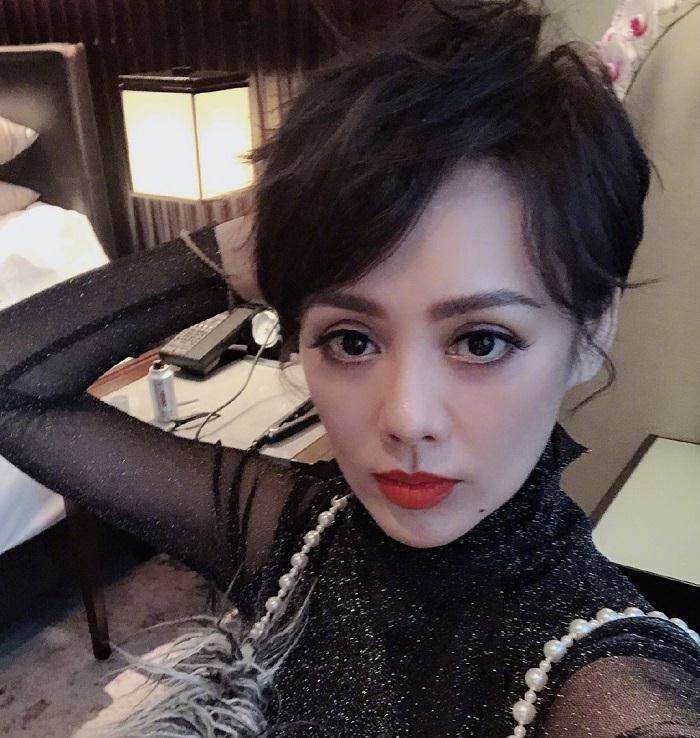 什么宁静参加选秀节目熬夜训练，卸掉浓妆后素颜出镜，说她48岁我信了