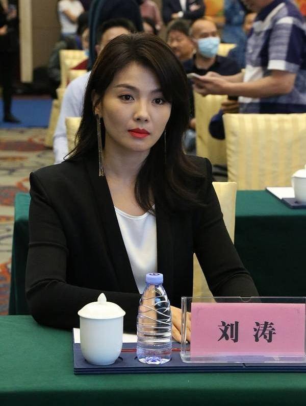 T恤 刘涛气质真好，黑西装配缎面内搭干练不失女人味，看不出是42岁