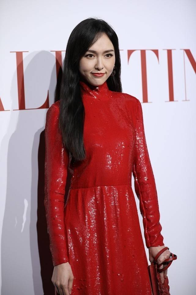 黑色 唐嫣太适合穿皮衣了,穿黑色长款皮裙御姐范十足,让人惊艳住了