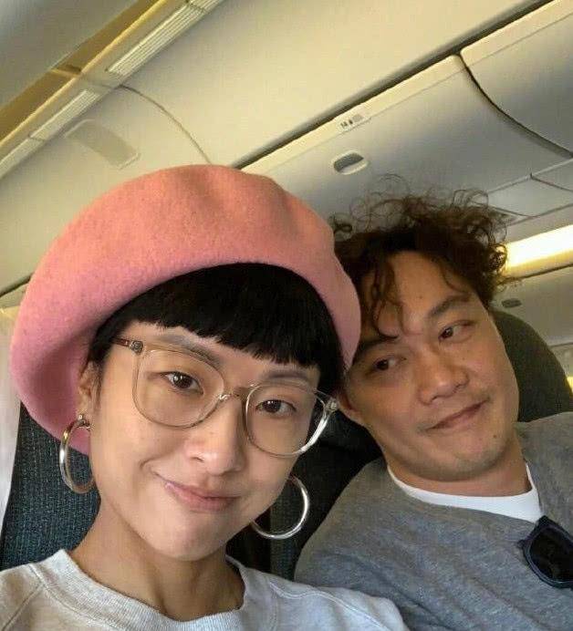 奢侈品 陈奕迅45岁妻子真能“装”，出门要背2个大牌包，浑身堆满奢侈品！