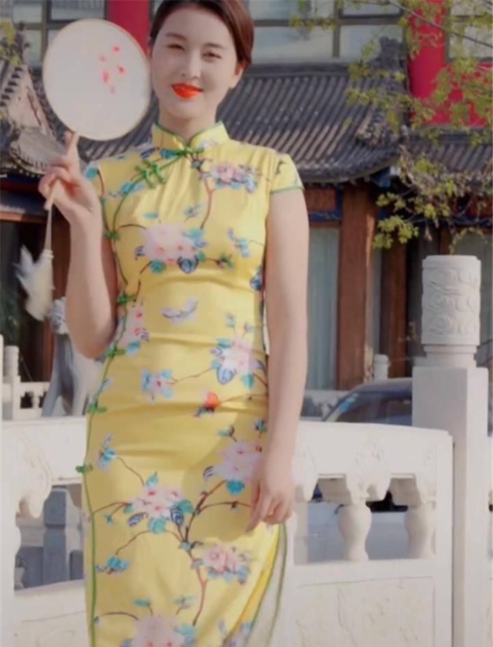 嘎子哥小8岁娇妻秀身材,露长腿身高比肩老公,被吐槽下巴显僵硬_郭珊珊