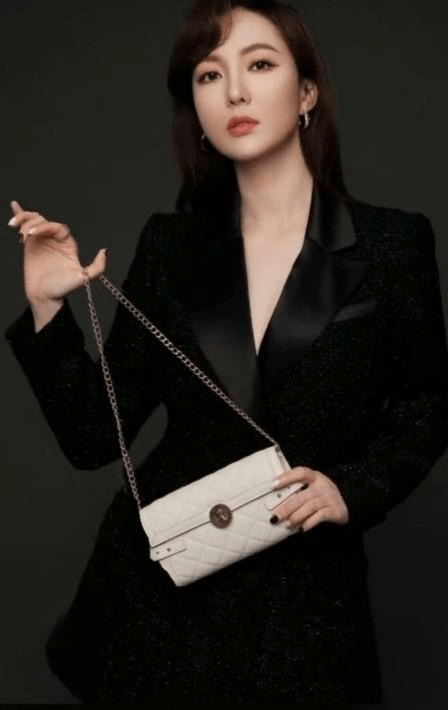 安徽台一姐余声发型遭吐槽短发造型略显老全靠精致五官支撑