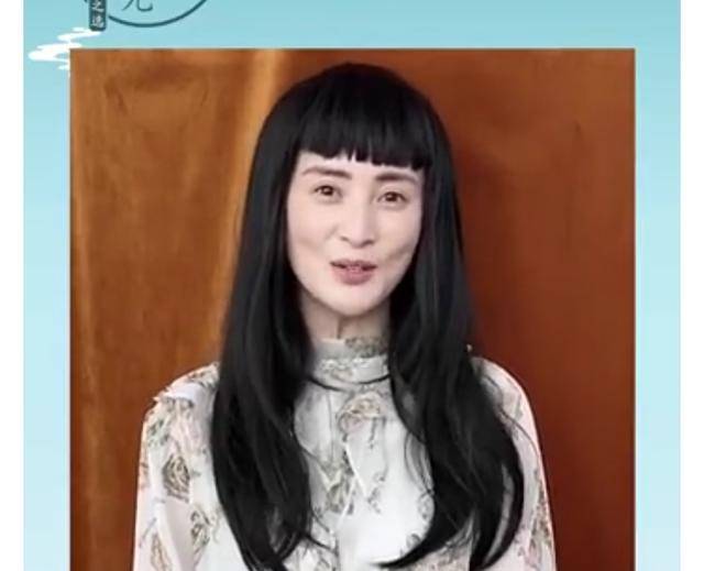 假发蒋勤勤带假发录视频，离开修图之后，脸颊凹陷也太老了吧