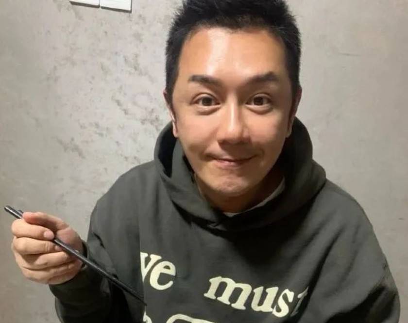 张萌假体乱飞、笑比哭还难看！动脸后的“硅胶脸”才是最恐怖的