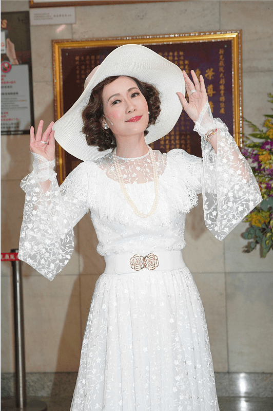 50多岁的“许仙”叶童穿白裙变贵妇，镜头前笑得甜美，还是很优雅