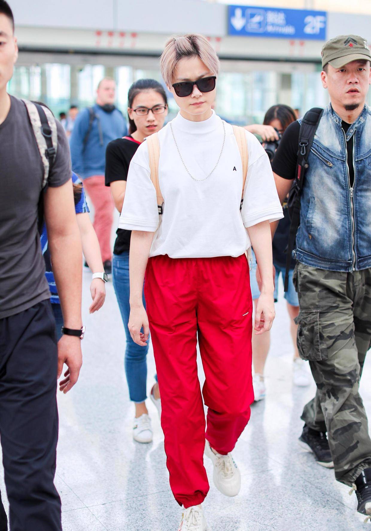 颜色 李宇春真会穿，一件白色T恤配红色运动裤走机场，简约大气又时髦