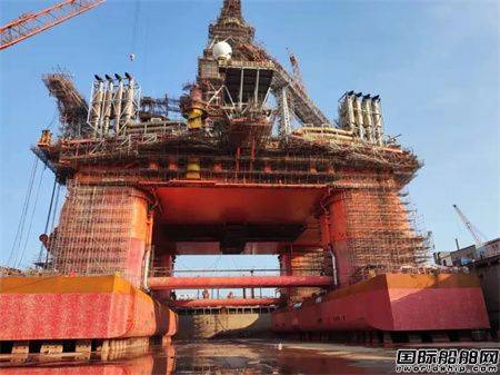 招商工业孖洲岛基地首次挑战中国首艘深水半潜式钻井平台“奋进号”进出坞作业_干坞_工程_钻井