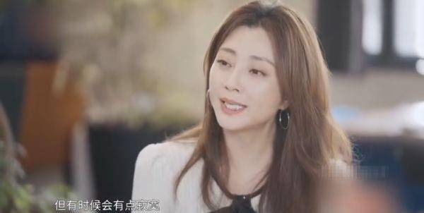 殷桃美 42岁殷桃美照曝光！雪地拍摄露超细美腿，穿紧身针织裙女人味十足