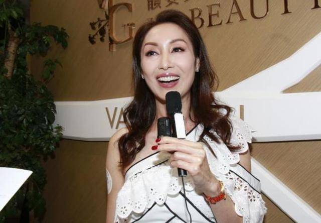 黑色 郭可盈这状态也太好了吧，穿斜肩装秀骨感身材，49岁还有婴儿肌