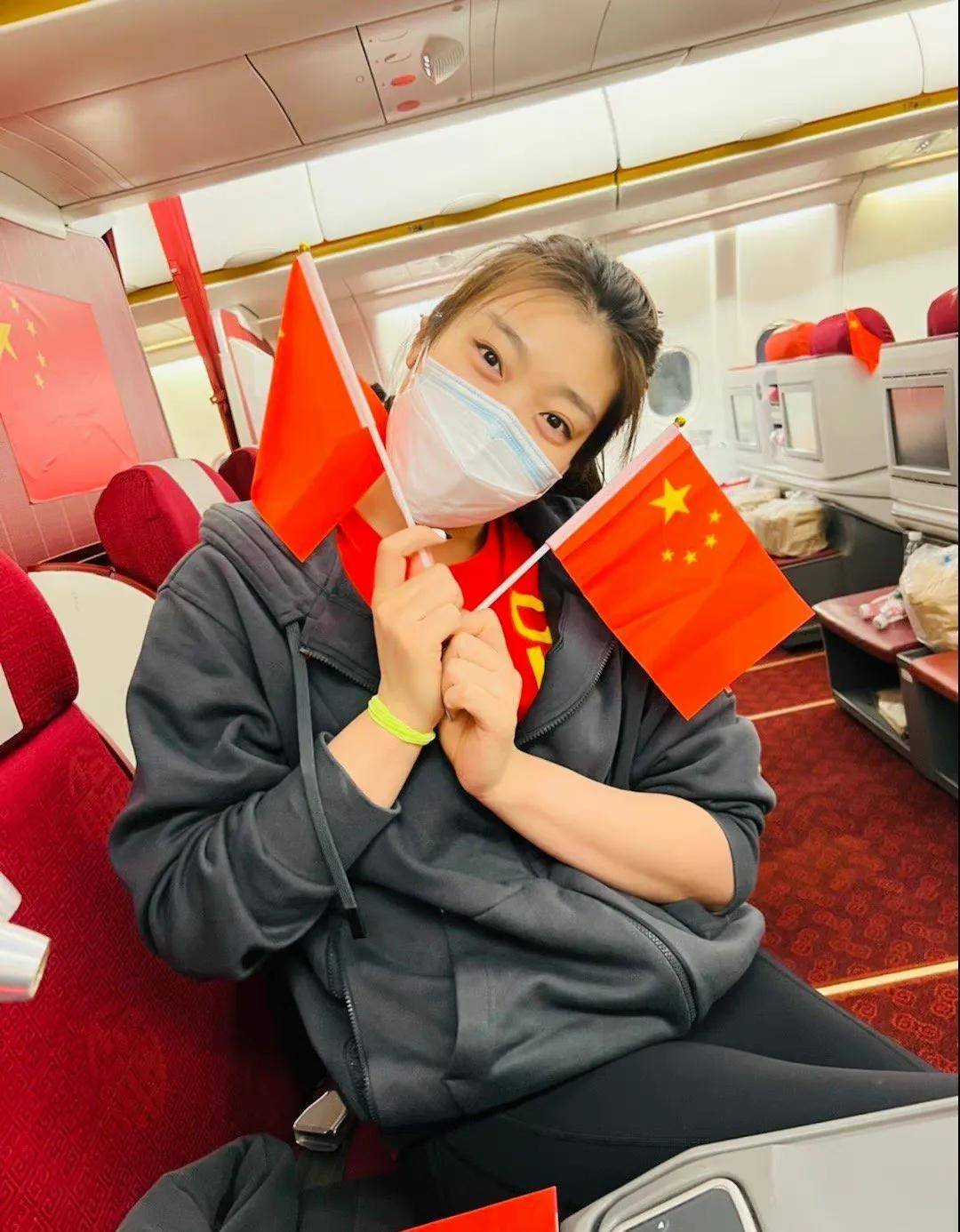 原创凌晨2点李梦社交晒出照片手拿红旗中国女篮返航之旅太伟大