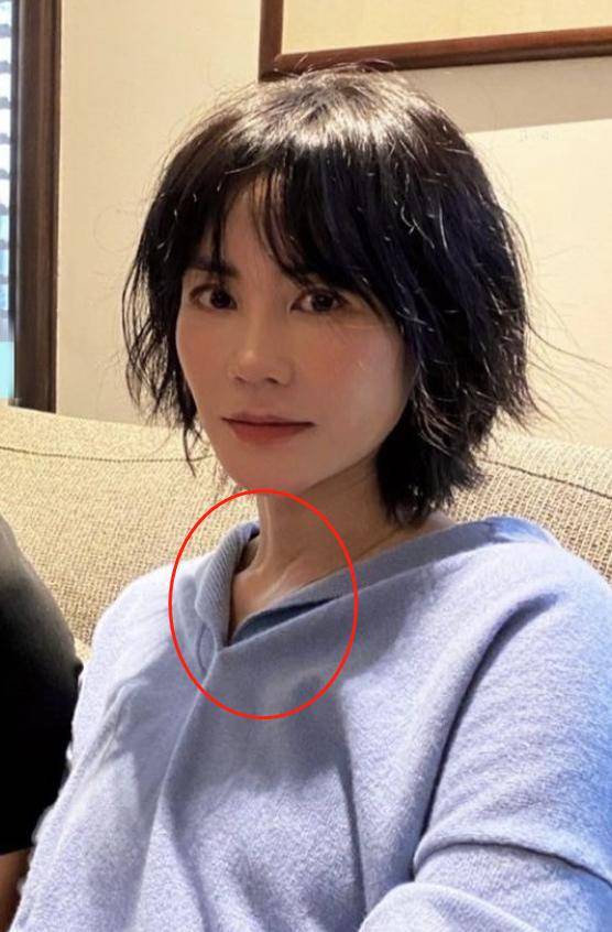 原创王菲近照曝光52岁巴掌脸水嫩透红瘦到胸前肋骨明显