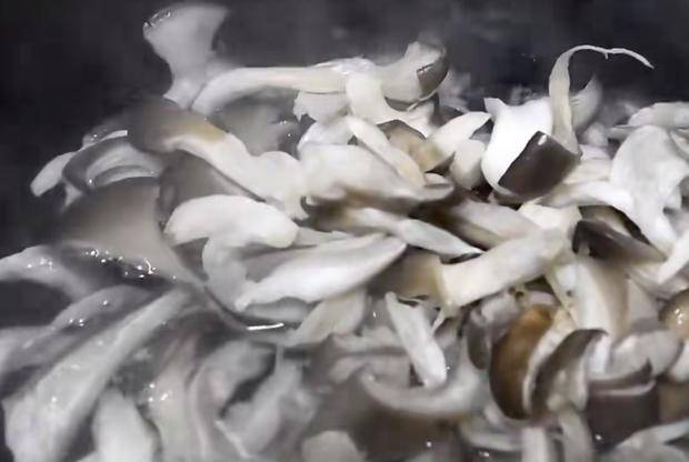 做法|炸蘑菇的好吃做法，比锅巴还香脆，营养美味，不错的家中小零食