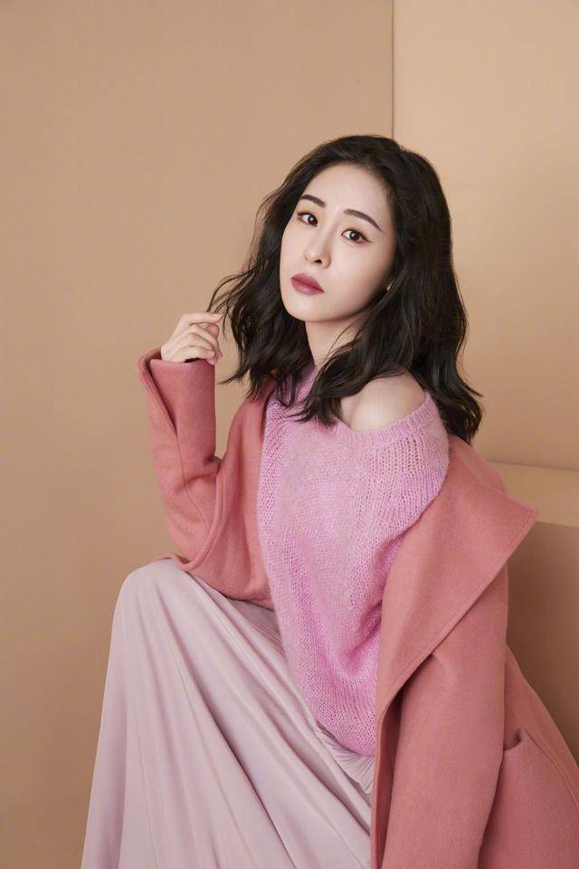 时尚 30岁张碧晨，淑女气质特别出众，黑白色拼接开叉长裙好时尚！