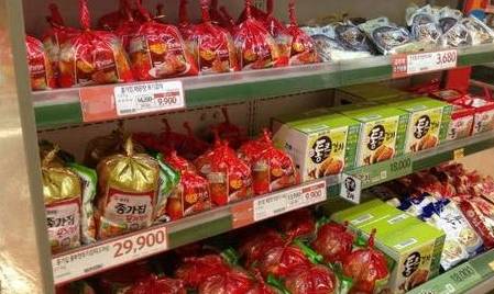 中国游客到韩国购买10斤泡菜，准备结账时，看了一眼标签就不要了
