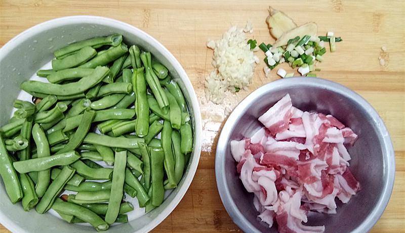 汤汁|家常豆角焖面，面条爽滑筋道，豆角软嫩油润，一碗根本不够吃