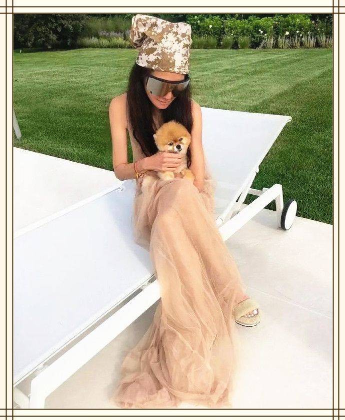 设计 62岁谈恋爱,73岁蹦迪聚会喝洋酒,“婚纱女王”王薇薇的时尚人生