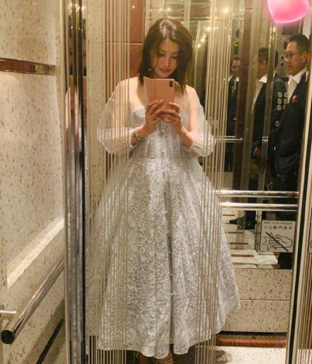 长发李嘉欣深夜晒素颜照，港风美女变网红脸，网友：老公怎么忍的？