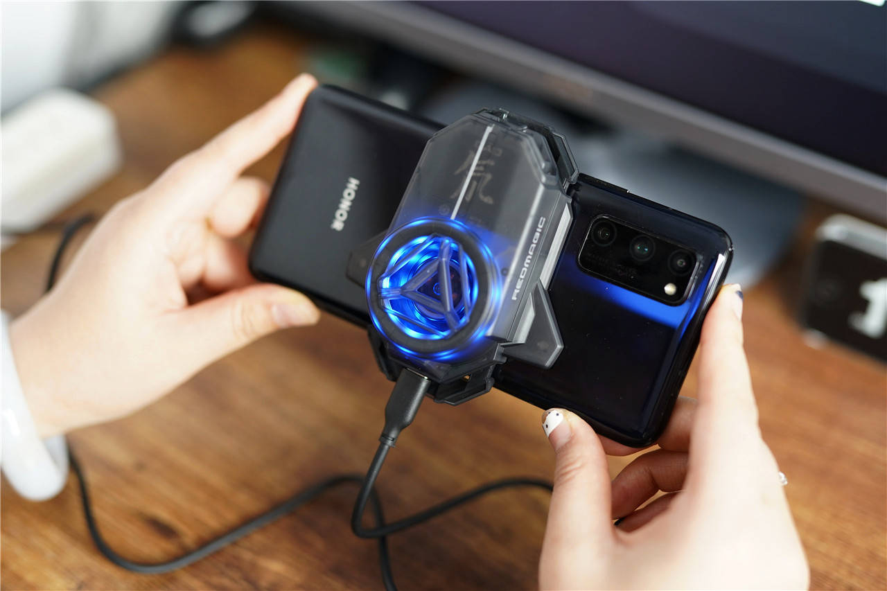 产品|涡轮增压降温技术加持的手机红魔涡轮散热背夹